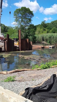 A line of steel sheeting acts as the installed Flow Restriction Control Structure (FRCS) – about 100’ upstream of the existing Riverway Intake Structure – end July 2015.