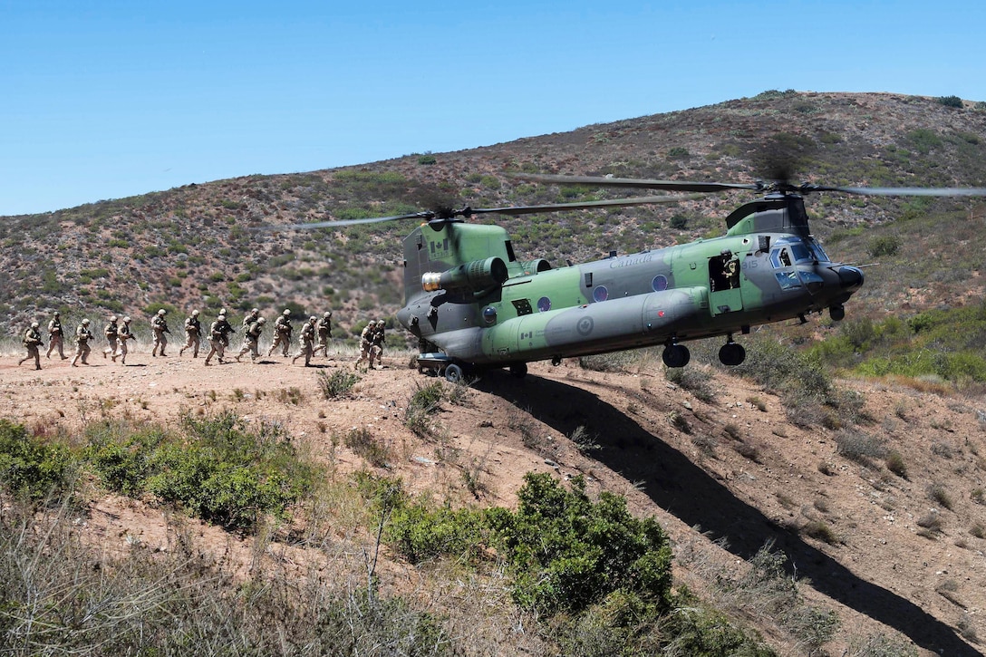 U.S. Marines and Canadian soldiers participate in insertion-and-extraction training with a Canadian air force CH-147F Chinook helicopter during Rim of the Pacific 2016 at Camp Pendleton, Calif., July 15, 2016. The Canadian soldiers are snipers, pathfinders and reconnaissance members assigned to the 2nd Battalion Royal 22nd Regiment. Canadian forces photo by Sgt Marc-André Gaudreault