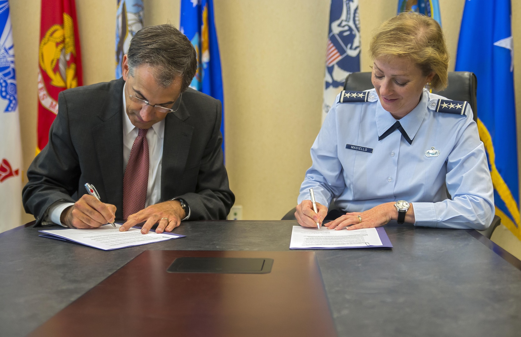 James Woolsey, Defense Acquisition University president, and Air Force Lt. Gen. Wendy Masiello, Defense Contract Management Agency director, sign a memorandum of agreement August 15 at DCMA’s Fort Lee, Va., headquarters formalizing their organizations’ continued strategic partnership through the College of Contract
Management.