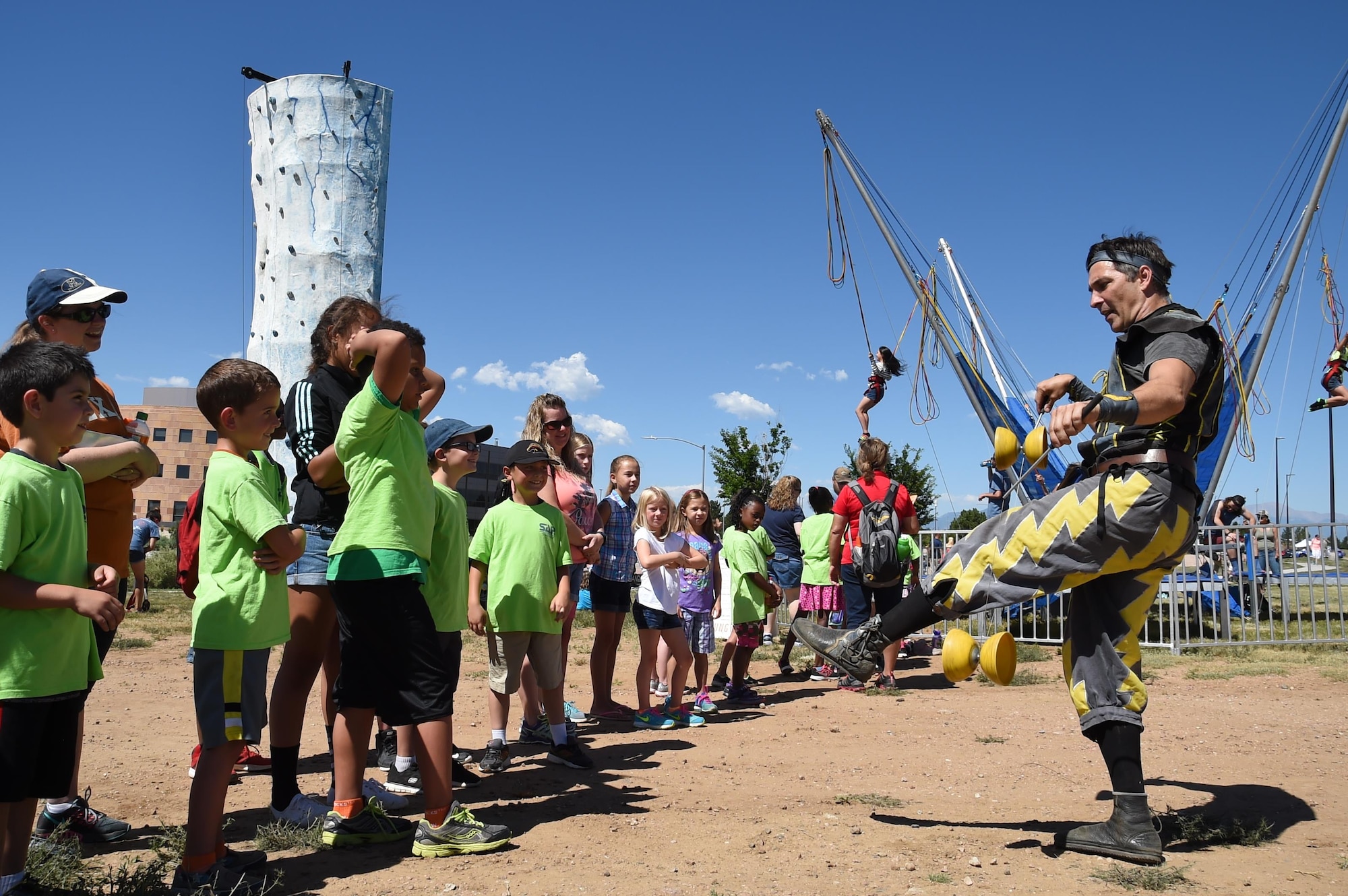 Etienne McGinley, aka Thunder M’Crack, acrobatix performer, juggles for a crowd during the Summer Slam Base Picnic at Schriever Air Force Base, Colorado, Friday, July 15, 2016. Performers and other guests entertained Airmen and families throughout the picnic. (U.S. Air Force photo/2nd Lt. Darren Domingo)
