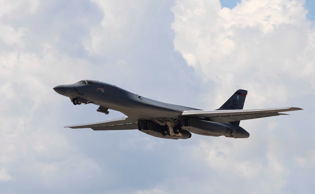B-1 bomber conducts suppression of enemy air defenses training at Ellsworth Air Force Base, South Dakota, July 15, 2016 (U.S. Air Force/Sadie Colbert)