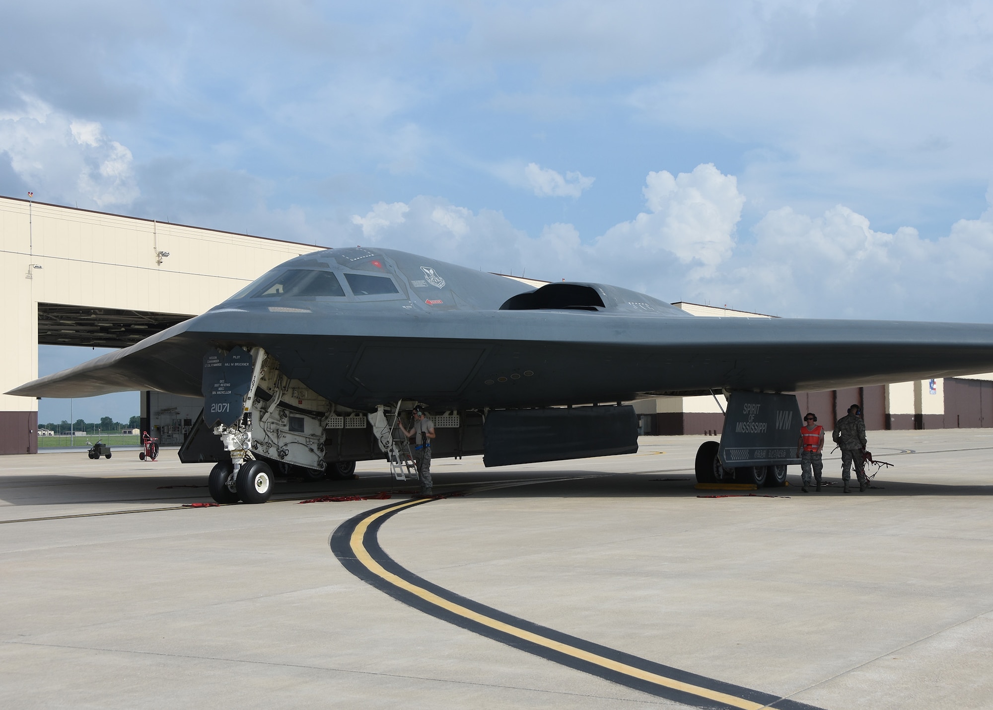 Airmen from the 131st Maintenance Group perform landing checks on the B-2 Spirit of Mississippi prior to Lt. Col. Jared Kennish exiting the aircraft, July 9, 2016 at Whiteman Air Force Base.  During his mission, Kennish crossed the 1,500 flying-hour mark.  He currently has the most hours of any pilot actively flying the B-2.   (U.S. Air National Guard photo by Senior Master Sgt. Mary-Dale Amison)