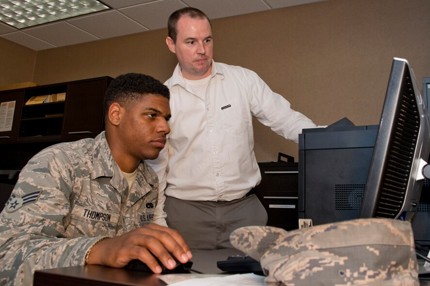 Timothy Eaken, military pay technician, 913th Force Support Squadron, assists U.S. Air Force Reserve Senior Airman Tony Thompson file an eFinance travel voucher at Little Rock Air Force Base, Ark., July 19, 2016. Thompson is a maintenance scheduler assigned to the 913th Maintenance Squadron. (U.S. Air Force photo by Master Sgt. Jeff Walston) 