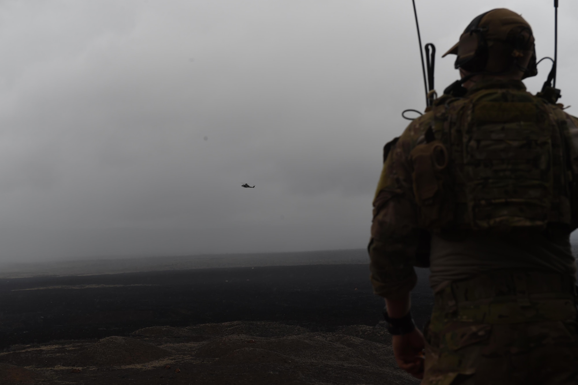 A combat controller with the 353rd Special Operations Group during watches a UH-1Y Venom egress a live-fire range during RIMPAC at the Pohakuloa Training Area, Hawaii, July 15, 2016. (U.S. Air Force photo by 2nd Lt. Jaclyn Pienkowski/Released) 