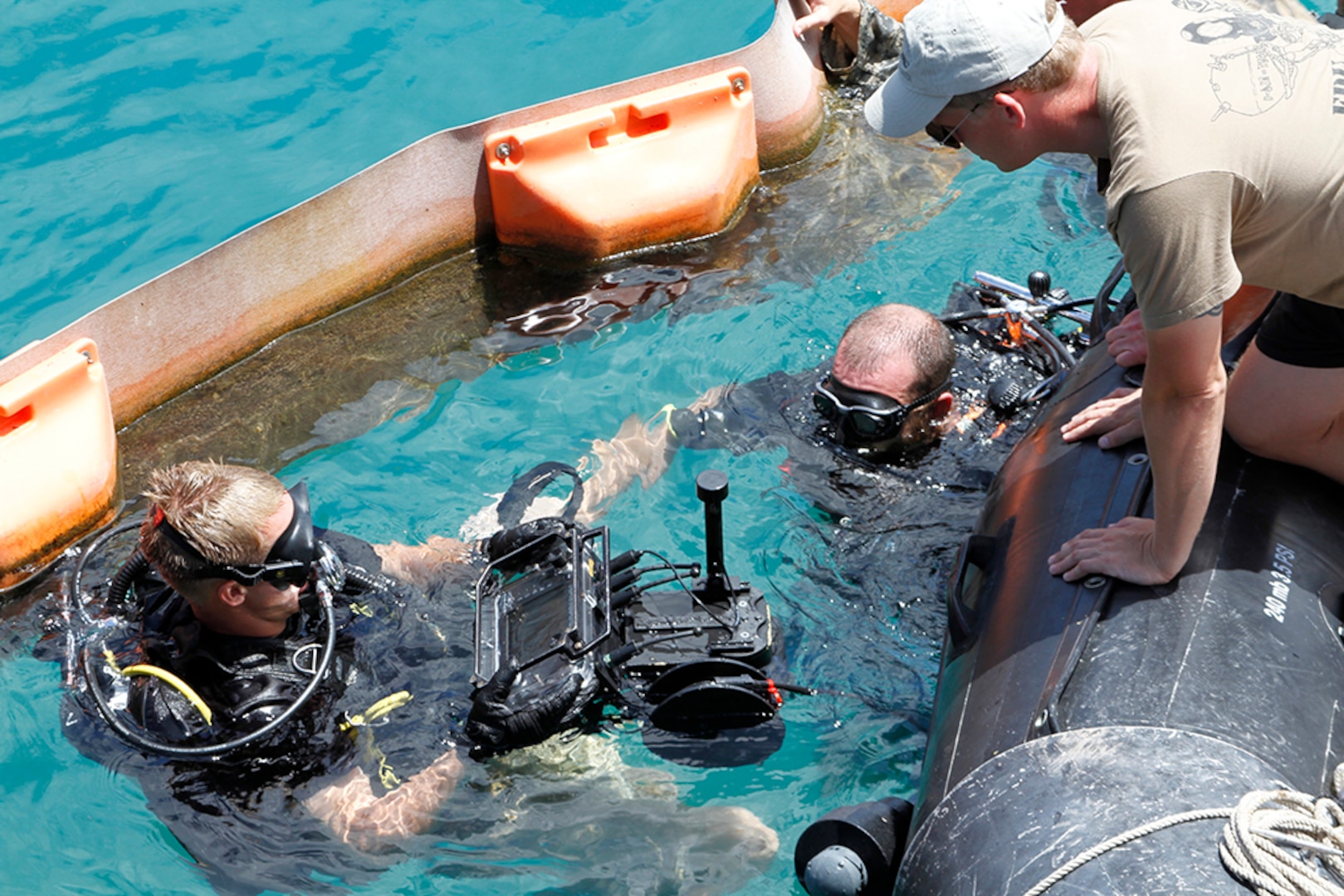 (July 20, 2016) -- U.S. Army divers with 7th Engineer Dive Detachment, 8th Theater Sustainment Command, train with Canadian Pacific Dive Team in using side scan sonar system July 20 during Rim of the Pacific 2016 at Joint Base Pearl Harbor-Hickam, Hawaii.

