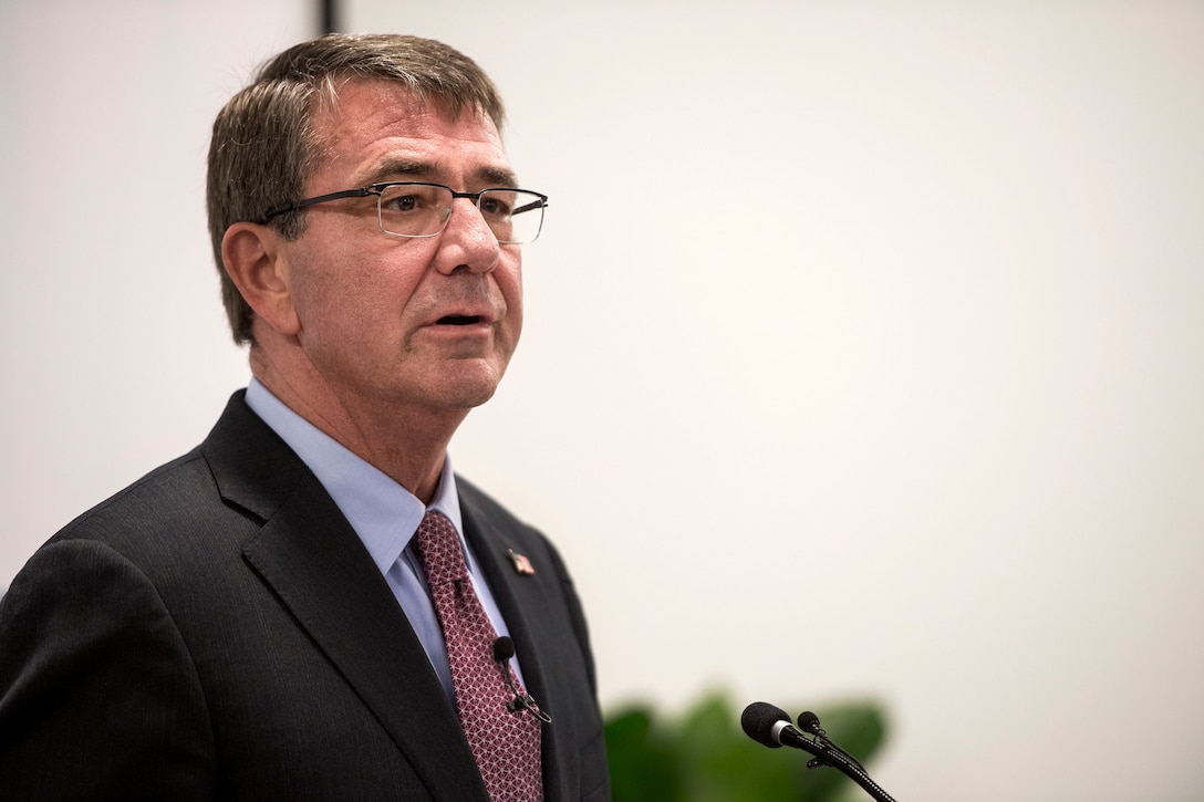 Defense Secretary Ash Carter talks to attendees during a meeting at the new Defense Innovation Unit Experimental, or DIUx, office  in Boston, July 26, 2016. DoD photo by Air Force Tech. Sgt. Brigitte N. Brantley