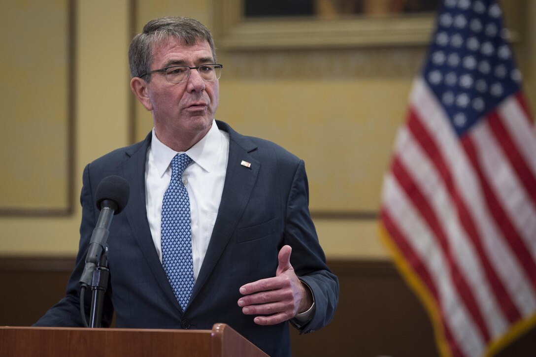 Defense Secretary Ash Carter holds a news conference during a visit to Fort Bragg, N.C., July 27, 2016. DoD photo by Air Force Tech. Sgt. Brigitte N. Brantley