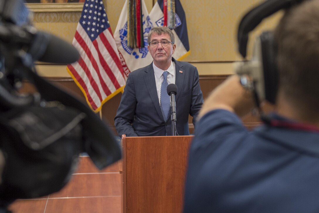 Defense Secretary Ash Carter holds a news conference during a visit to Fort Bragg, N.C., July 27, 2016. DoD photo by Air Force Tech. Sgt. Brigitte N. Brantley