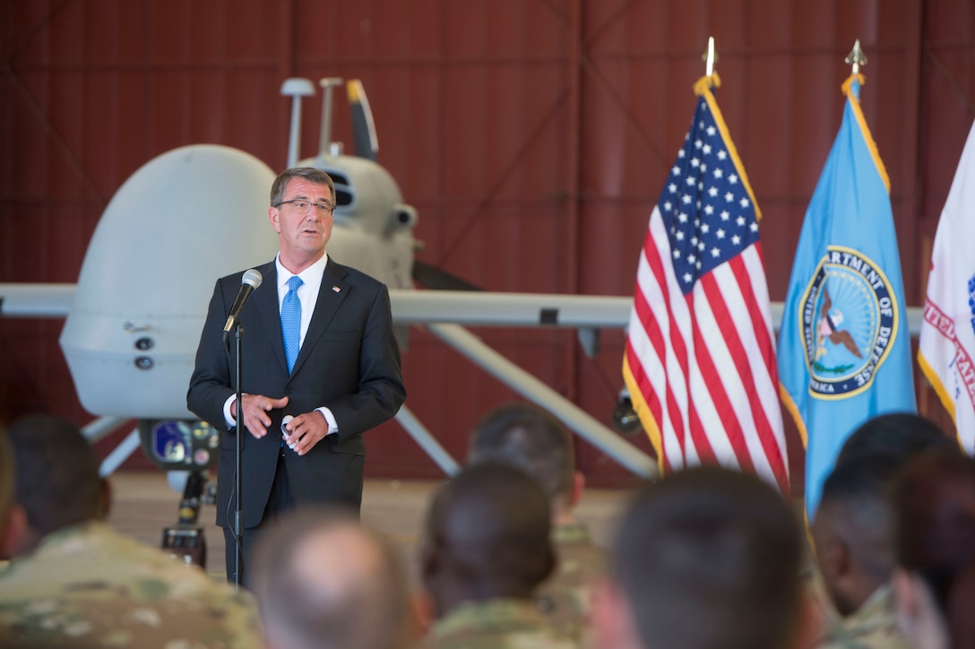 Defense Secretary Ash Carter speaks to soldiers at Fort Huachuca, Ariz., May 31, 2016. DoD photo by Navy Petty Officer 1st Class Tim D. Godbee