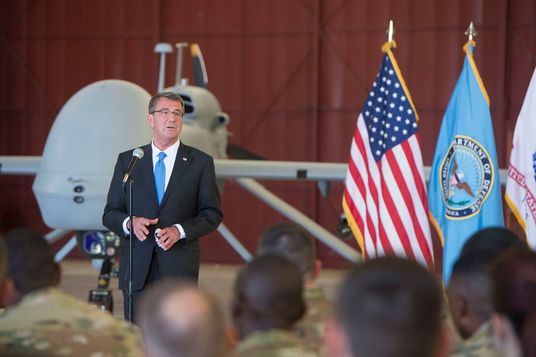 Defense Secretary Ash Carter speaks with soldiers at Fort Huachuca, Ariz., May 31, 2016. DoD photo by Navy Petty Officer 1st Class Tim D. Godbee