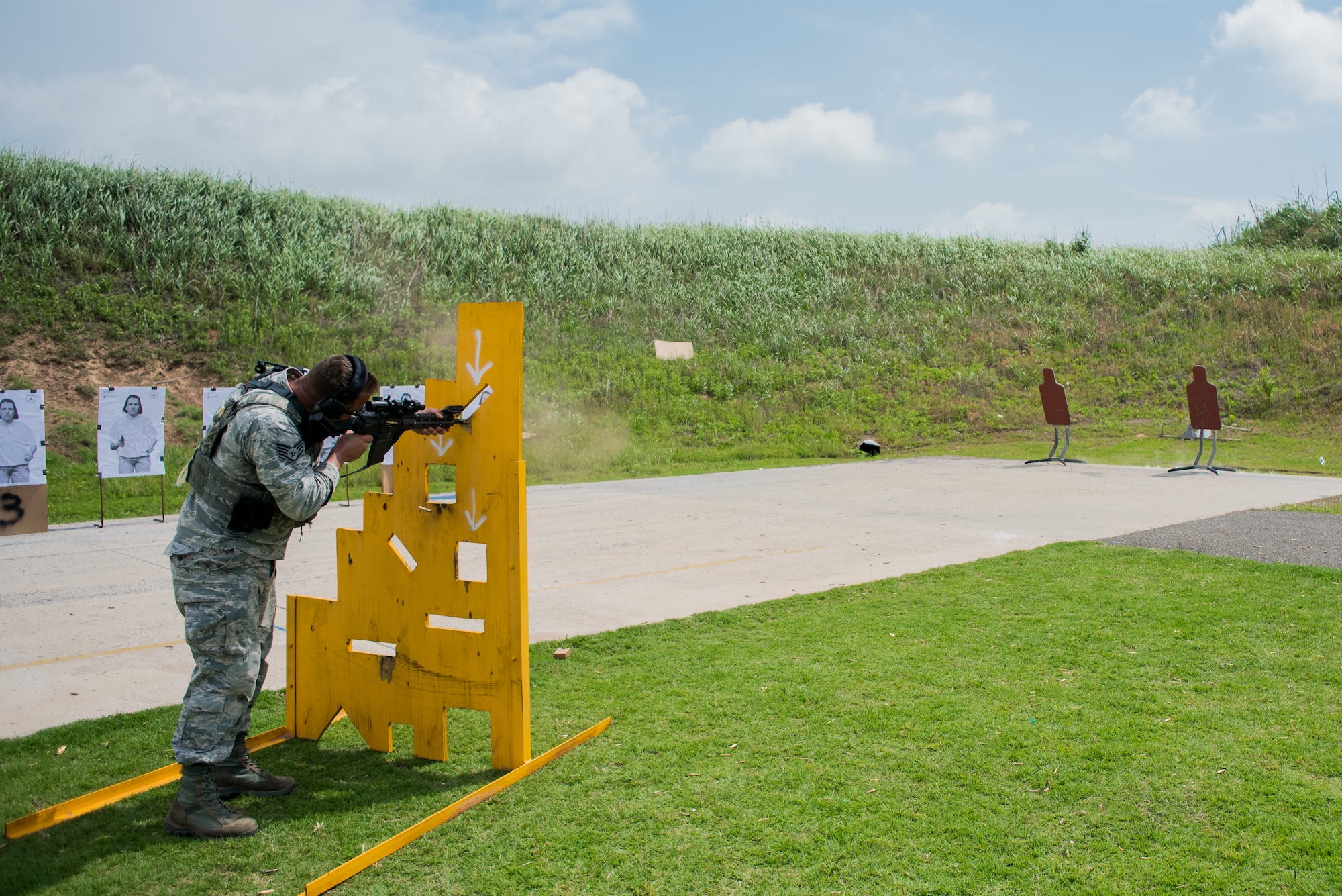 Staff Sgt. Luke Wagner, a member of the 137th Security Forces Squadron, Will Rogers Air National Guard Base, Oklahoma City, demonstrated proper technique of firing a weapon while behind a barricade at the Oklahoma County Sheriff's Office Training Center in Oklahoma City, May 26, 2016. Wagner served as an assistant instructor for weapons training course during May 24-26. The Oklahoma Country Sheriff's Office led the training to enhance communication and compatibility between various Oklahoma law enforcement groups. (U.S. Air National Guard photo by Senior Airman Tyler Woodward)