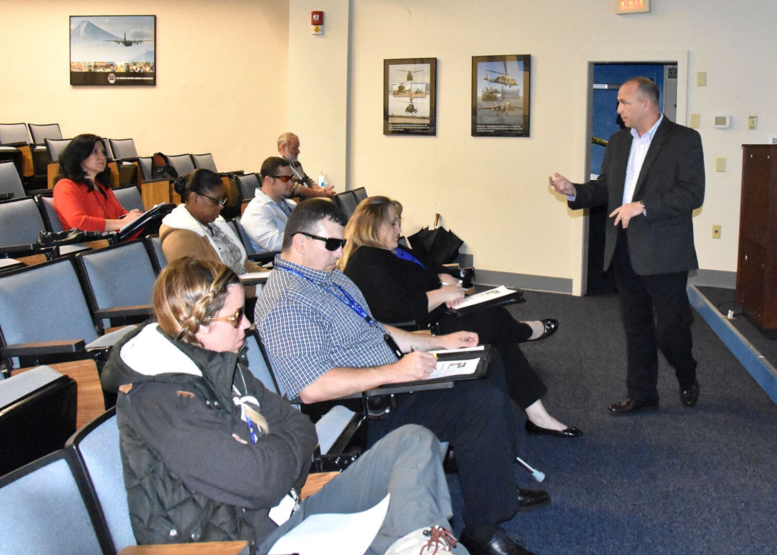 DLA Forward Presence Human Resource Manager Rocky Weaver gives a resume building brief during a workshop May 23, 2016 for wounded warriors, currently undergoing treatment at the Hunter Holmes McGuire VA Medical Center in Richmond, Virginia, helping them navigate civilian job application websites and prepare professional resumes. 