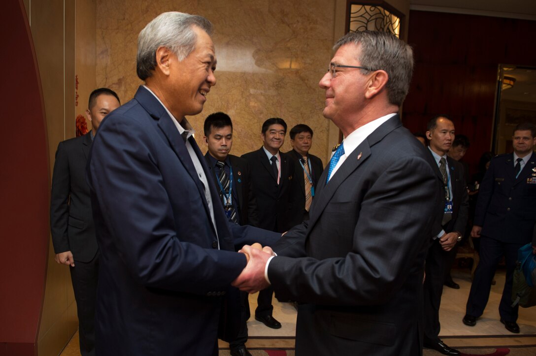 Defense Secretary Ash Carter, right, greets Singaporean Defense Minister Ng Eng Hen in Singapore, June 3, 2016. Carter is in Singapore attending the 15th International Institute for Strategic Studies Asia Security Summit. DoD photo by Navy Petty Officer 1st Class Tim D. Godbee