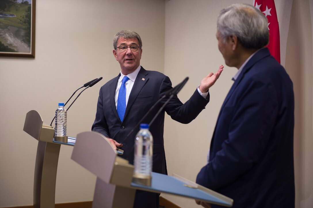 Defense Secretary Ash Carter, left, holds a news conference with Singaporean Defense Minister Ng Eng Hen in Singapore, June 3, 2016. DoD photo by Navy Petty Officer 1st Class Tim D. Godbee