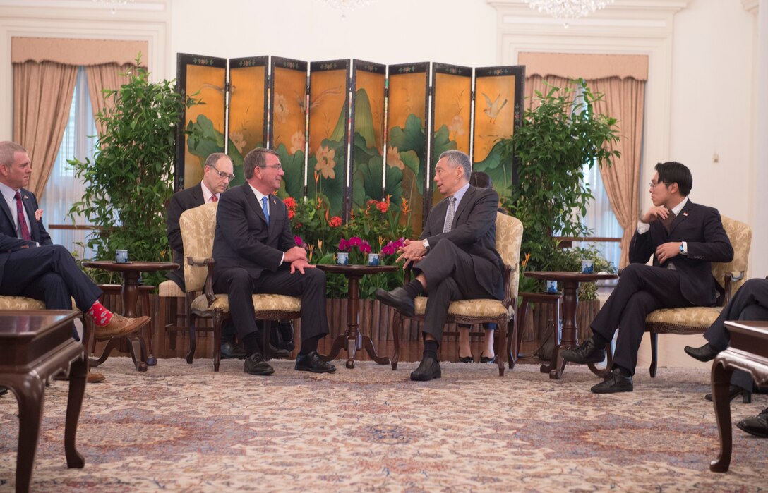 Defense Secretary Ash Carter has a bilateral meeting with Singaporean Prime Minister Lee Hsien Loong in Singapore, June 3, 2016.  DoD photo by Navy Petty Officer 1st Class Tim D. Godbee