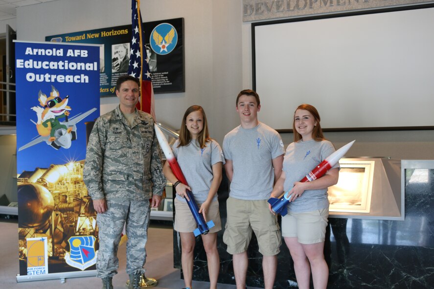 The AEDC Commander, Col. Rodney Todaro, recently met with the Lebanon High School junior rocketry team to congratulate the students on making it to the 14th annual national Team America Rocketry Challenge in Virginia. Pictured left to right is Col. Todaro with LHS juniors Emily Naylor, Kevin Brown and Olivia Fancher. Not pictured is team member Christina Greer. (U.S. Air Force photo/Holly Peterson)