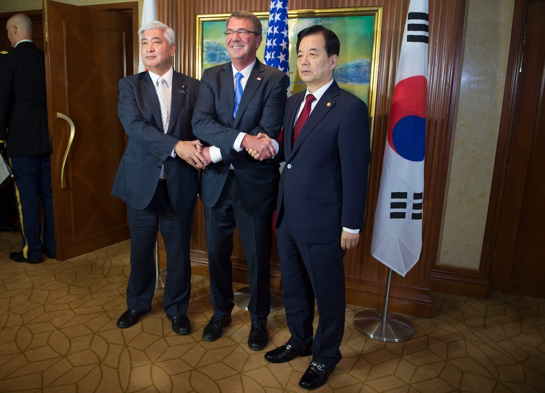 Defense Secretary Ash Carter poses for a photo with Japanese Defense Minister Gen Nakatani and Republic of Korea Defense Minister Han Min-koo prior to a trilateral meeting in Singapore, June 4, 2016. DoD photo by Navy Petty Officer 1st Class Tim D. Godbee