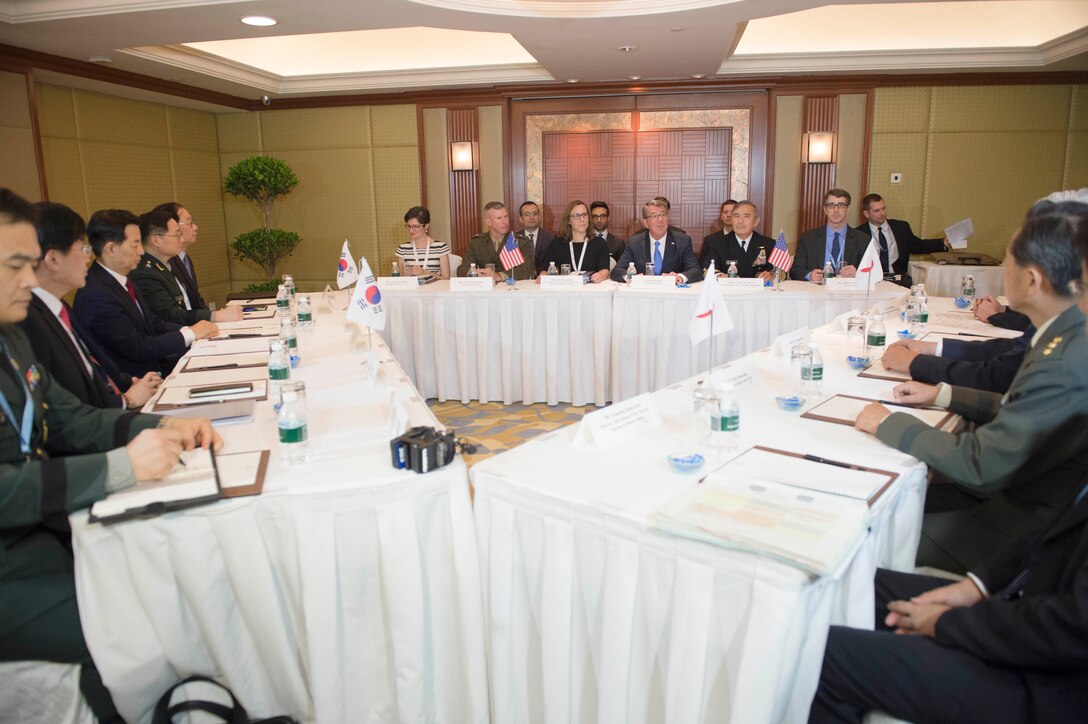 Defense Secretary Ash Carter holds a trilateral meeting with Japanese Defense Minister Gen Nakatani and Republic of Korea Defense Minister Han Min-koo in Singapore, June 4, 2016. DoD photo by Navy Petty Officer 1st Class Tim D. Godbee