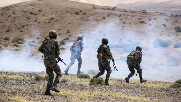 Members of the Jordanian 77th Marines Battalion advance down range during the Eager Lion 16 final exercise in Al Quweyrah, Jordan, May 24, 2016. Eager Lion is a recurring exercise between partner nations designed to strengthen military-to-military relationships, increase interoperability, and enhance regional security and stability. 