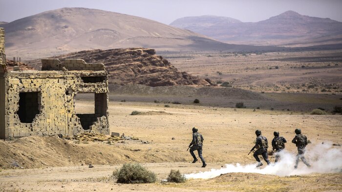 Members of the Jordanian 77th Marines Battalion advance down range during the Eager Lion 16 final exercise in Al Quweyrah, Jordan, May 24, 2016. Eager Lion is a recurring exercise between partner nations designed to strengthen military-to-military relationships, increase interoperability, and enhance regional security and stability. 
