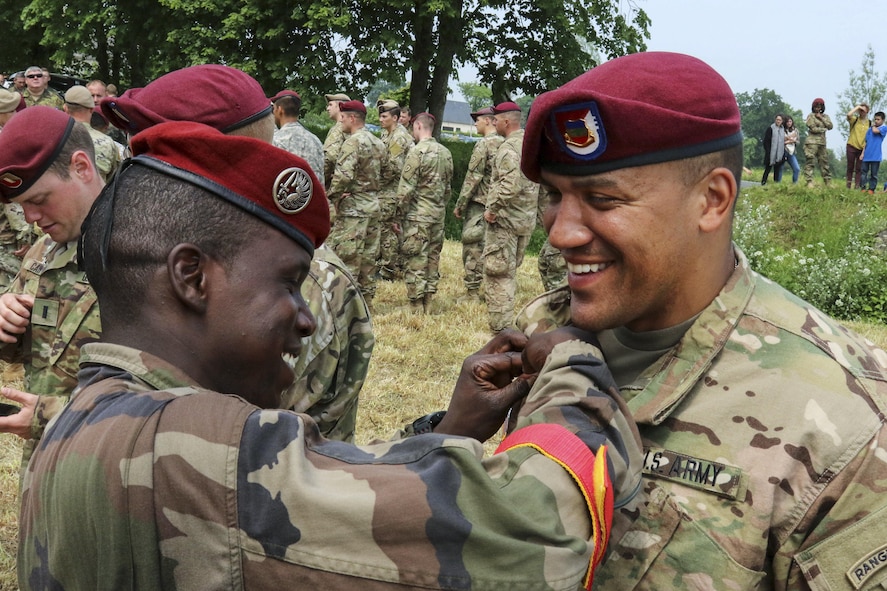 U.S. and French paratroopers exchange wings