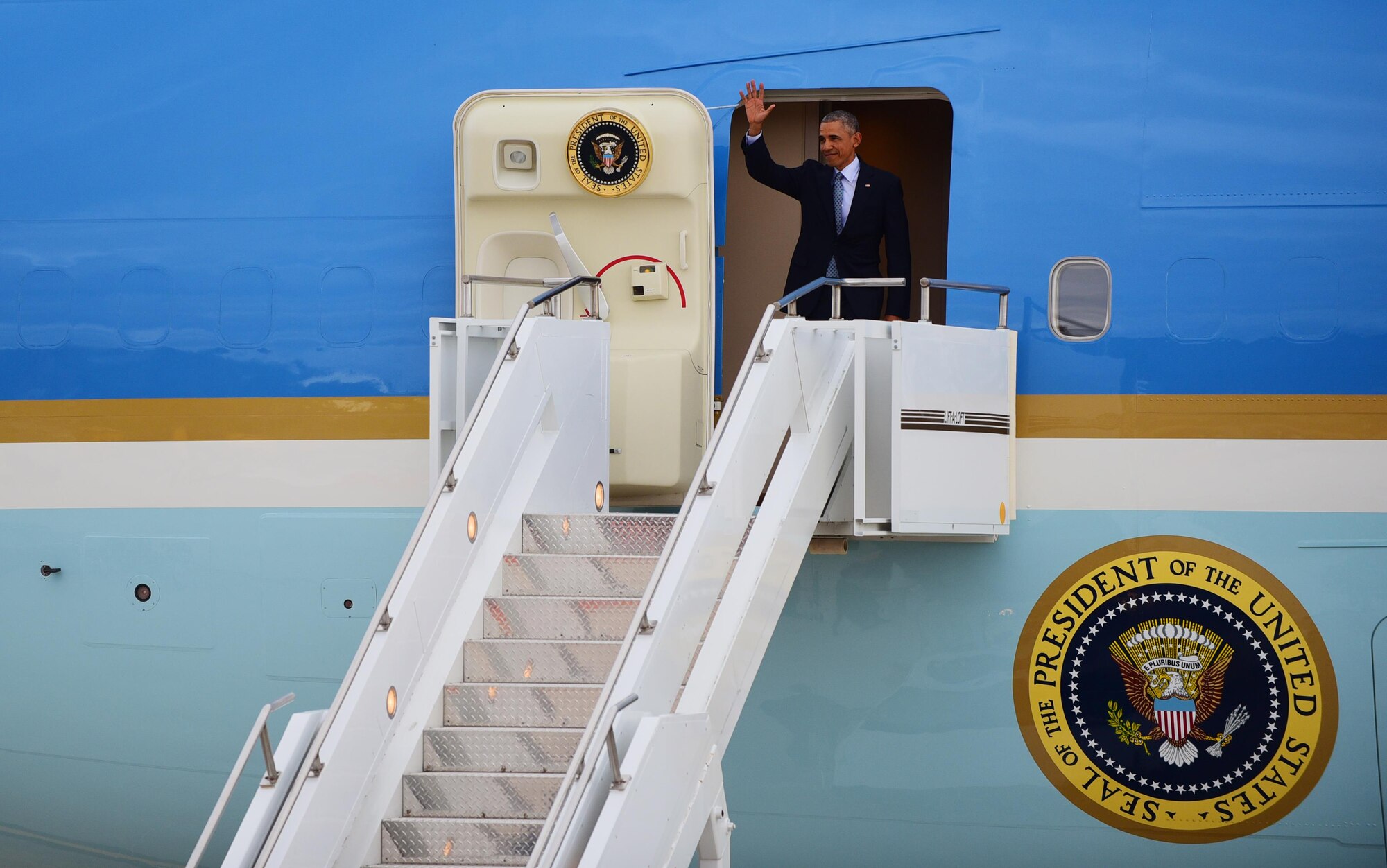 President Barack Obama greets the crowd on the Peterson Air Force Base, Colo., flight line June 1, 2016.  Obama was in town to deliver the commencement speech at the 2016 Air Force Academy graduation June 2, 2016. (U.S. Air Force photo by Staff Sgt. Amber Grimm)