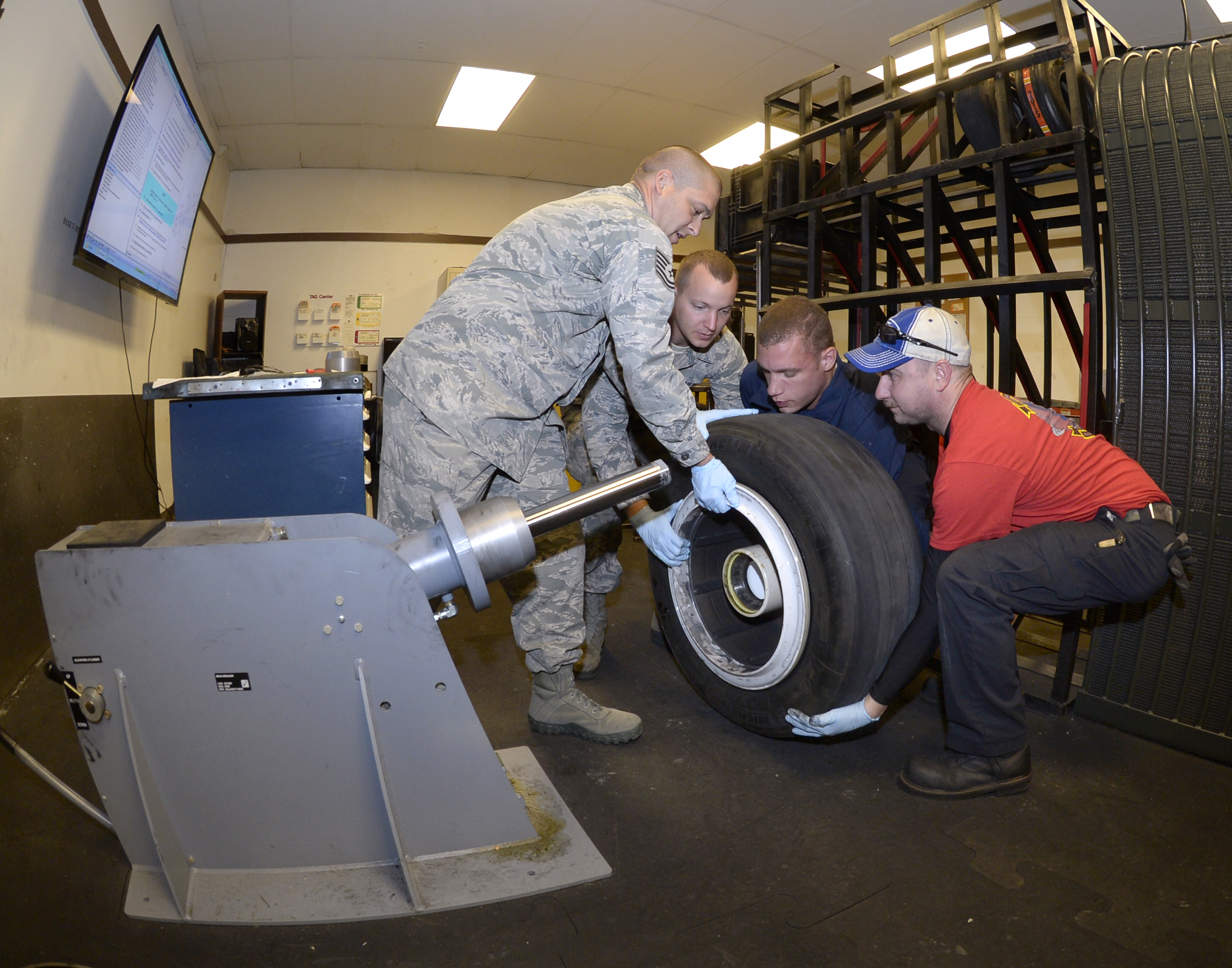 Wheels up Hill shop improves F35 tire change process > Hill Air Force