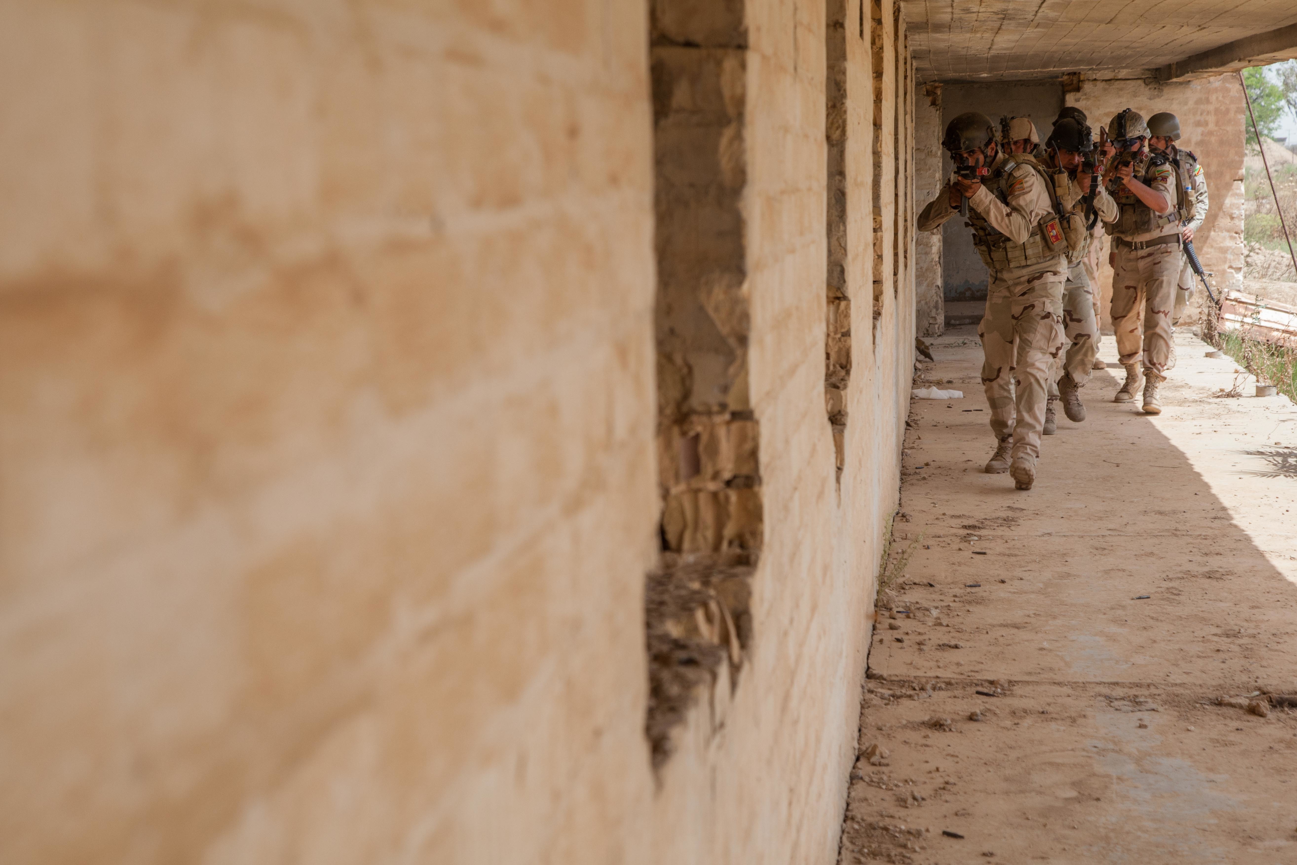Iraqi soldiers conduct building clearing exercise