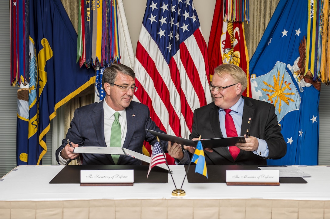 Defense Secretary Ash Carter signs a letter of intent with Swedish Defense Minister Peter Hultqvist at the Pentagon, June 8, 2016. DoD photo by Air Force Staff Sgt. Brigitte N. Brantley