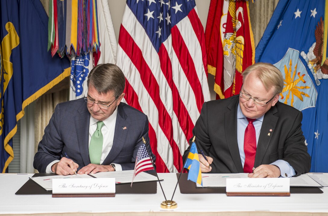 Defense Secretary Ash Carter, left, and Swedish Defense Minister Peter Hultqvist sign a statement of intent between the United States and Sweden at the Pentagon, June 8, 2016. DoD photo by Air Force Staff Sgt. Brigitte N. Brantley