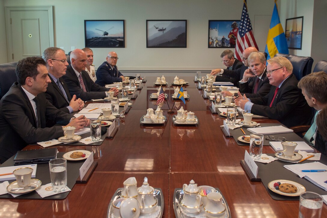 Deputy Defense Secretary Bob Work, second from left, meets with Swedish Defense Minister Peter Hultqvist, second from right, at the Pentagon, June 8, 2016. DoD photo by Air Force Senior Master Sgt. Adrian Cadiz