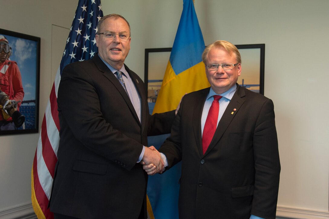 Defense Secretary Bob Work, right, shakes hands with Swedish Defense Minister Peter Hultqvist as they pose for a photo at the Pentagon, June 8, 2016. DoD photo by Air Force Senior Master Sgt. Adrian Cadiz