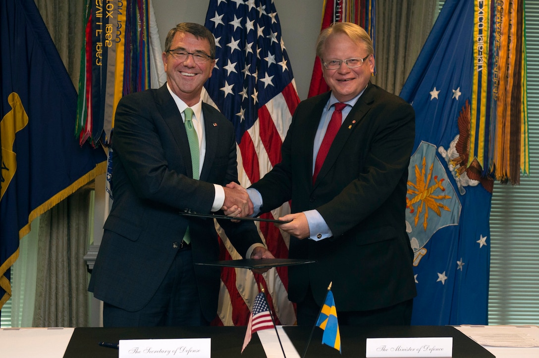 Defense Secretary Ash Carter and Swedish Defense Minister Peter Hultqvist shake hands and pose for a photo after signing a statement of intent between the United States and Sweden at the Pentagon, June 8, 2016. DoD photo by Senior Master Sgt. Adrian Cadiz