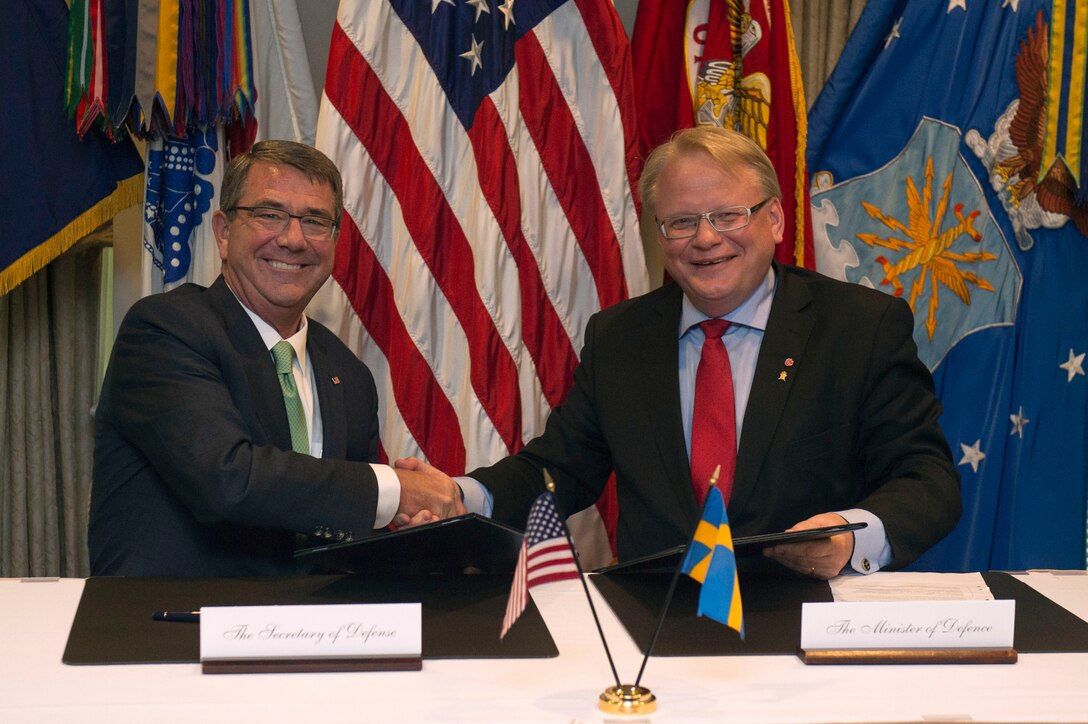 Defense Secretary Ash Carter, lets, shakes hands with Swedish Defense Minister Peter Hultqvist at the Pentagon, June 8, 2016, after signing a statement of intent between the United States and Sweden. DoD photo by Air Force Senior Master Sgt. Adrian Cadiz