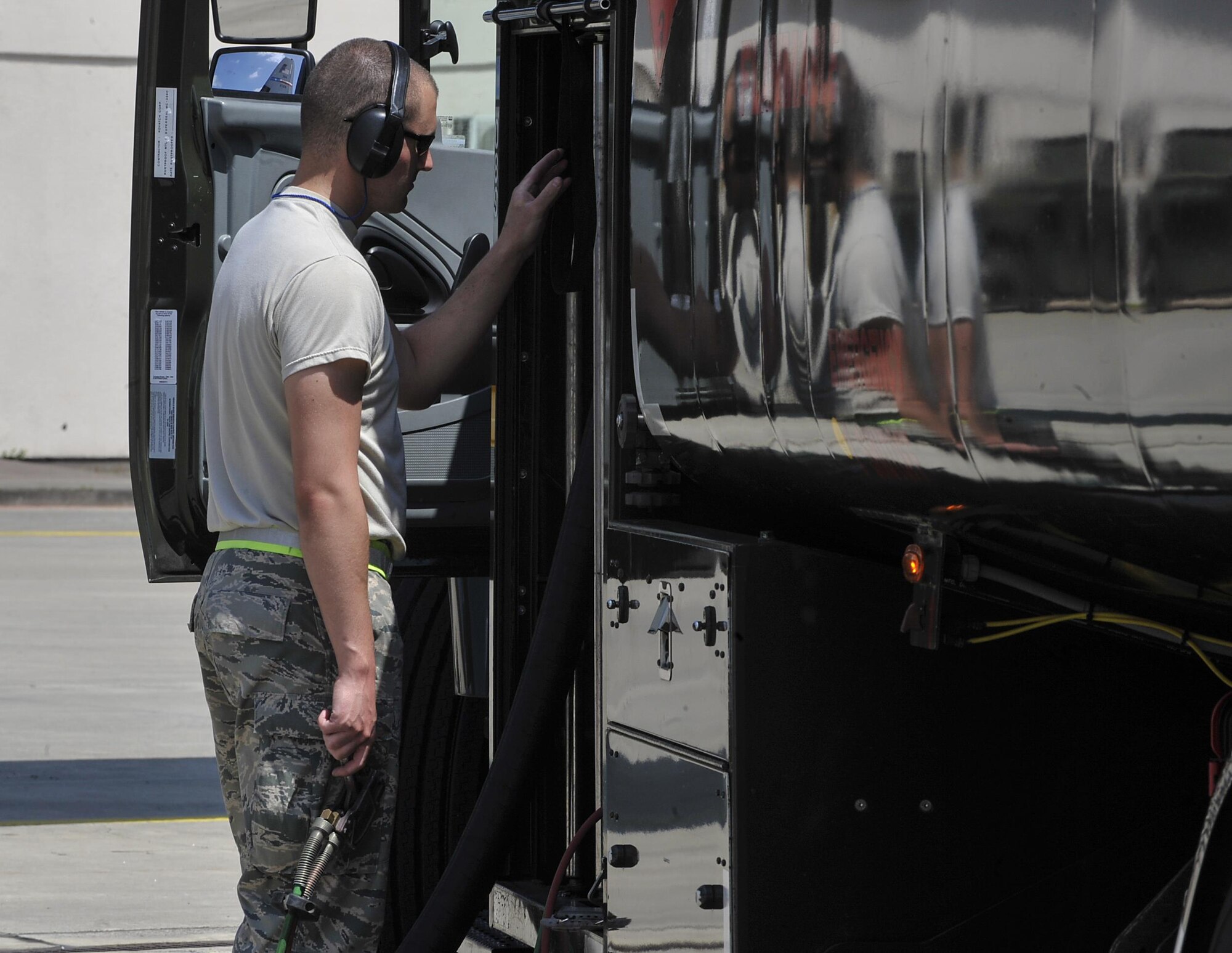 Airman 1st Class Zachary Hensley, 86th Logistics Readiness Squadron fuels operator, fuels an airframe June 9, 2016, at Ramstein Air Base, Germany. Airmen from the 86th LRS provided support during Exercise Swift Response 2016 by continuously refueling aircraft to enable fluid participation during the event. (U.S. Air Force photo/Senior Airman Larissa Greatwood)