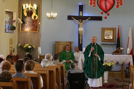 SZCZECIN, Poland—U.S. Army National Guard Maj. Patrick Paul Brownell, the Chaplain for the 230th Sustainment Brigade, Chattanooga, Tenn., preaches to a Polish congregation during NATO training exercise Anaconda 16 on June 6. Brownell was invited by Polish Army Chaplain, Capt. Thomasz Szeflinski to co-officiate the services using a local interpreter. Exercise Anakonda 16 is a Polish-led, joint, multinational exercise taking place in Poland involving more than 25,000 participants from 24 nations. (Photo by Capt. A. Sean Taylor, 649th RSG)