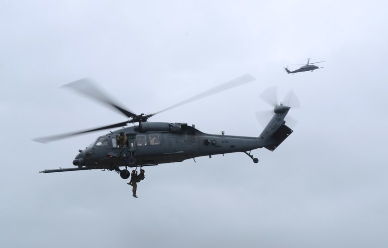 Air Force reservists from the 304th Rescue Squadron at Portland Air National Guard Base, Ore., train with Oregon and Kentucky National Guard chemical, biological, radiological, nuclear and high-yield explosives enhanced force response force package members during the Cascadia Rising exercise at Camp Rilea, Warrenton, Ore., June 8, 2016. Cascadia Rising’s scenario is a 9.0 magnitude earthquake along the Cascadia Subduction Zone, resulting in a tsunami, testing first responders, emergency management and public safety officials in the Pacific Northwest. (U.S. Air National Guard photo/Tech. Sgt. John Hughel)