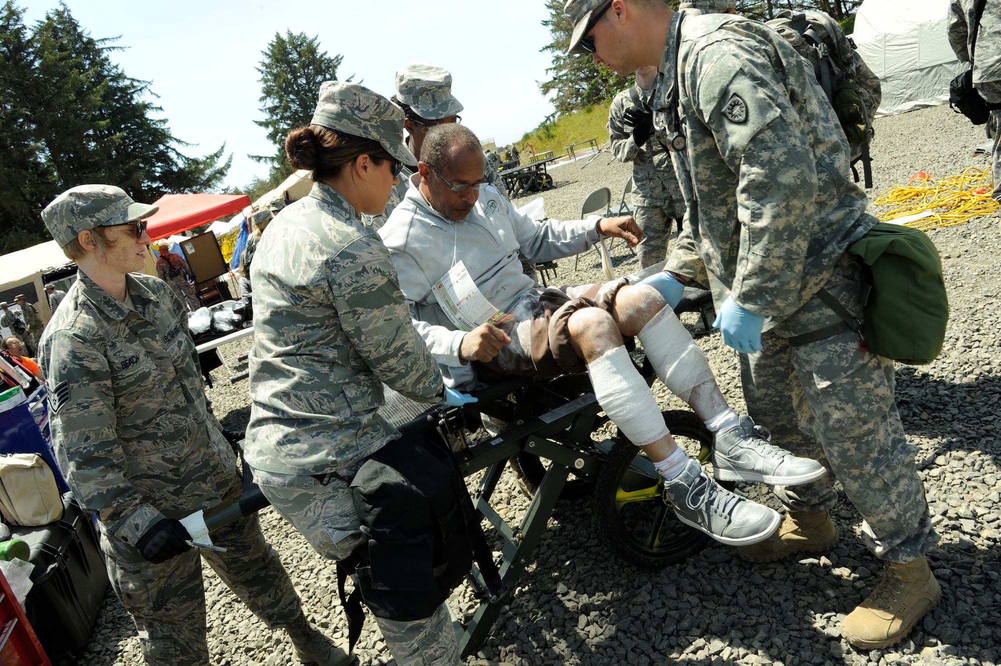 The CBRNE Enhanced Force Response Force Package (CERFP) members from the Oregon and Kentucky National Guard treat a victim that has been injured during the Cascadia Rising exercise at Camp Rilea, Warrenton, Ore., June 7, 2016. Cascadia Rising scenario is a 9.0 magnitude earthquake along the Cascadia Subduction Zone (CSZ) resulting in a tsunami, testing first responders, emergency management and public safety officials in the Pacific Northwest. (U.S. Air National Guard photo by Tech. Sgt. John Hughel, 142nd Fighter Wing Public Affairs/Released) 