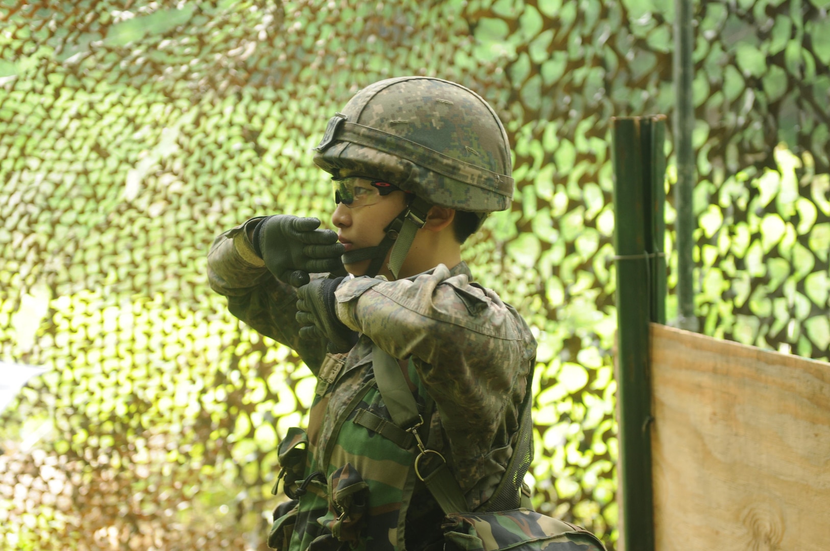 1st Lt. Jung Ji Eun - an infantryman and a Seoul native - 2nd Company, 115th Mechanized Infantry Battalion, 90th Mech. Inf. Brigade, 30th Mech. Inf. Division performs hand signals during the patrol lane to earn the U.S. Expert Infantry Badge, on Camp Casey, South Korea, May 26. Jung is the first female ROKA officer to earn to U.S. EIB. (U.S. Army photos by Mr. Pak, Chin-U, 2nd Infantry Division/ROK-U.S. Combined Division Public Affairs Office)