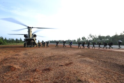 Honduran military members prepare to board a CH-47 Chinook flown by Joint Task Force-Bravo’s 1st Battalion, 228th Aviation Regiment during the twentieth iteration of Operation CARAVANA at Mocorón, Honduras, June 9, 2016. Throughout the two-day operation, more than 180 Honduran troops with 17,000 pounds of provisions passed through Mocorón and Puerto Castilla, a small Honduran military facility on the northern coast of the country in direct support of Counter-Transnational Organized Crime operations to disrupt and deter Transnational Threat Networks in Central America. (U.S. Air Force photo by Staff Sgt. Siuta B. Ika)