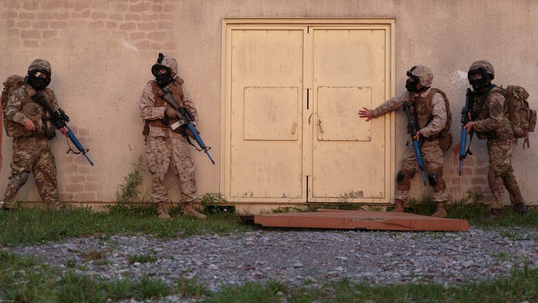 A fire team of Marines with Company C, 6th Engineer Support Battalion, 4th Marine Logistics Group, Marine Forces Reserve, and commandos with 131 Commando Squadron Royal Engineers, British army, prepare to clear a high-threat building during a simulated raid on an urban compound at exercise Red Dagger at Fort Indiantown Gap, Penn., June 13, 2016. Red Dagger is a bilateral training exercise that gives Marines an opportunity to exchange tactics, techniques and procedures as well as build working relationships with their British counterparts. 