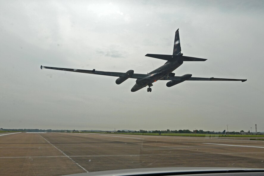 A U-2 Dragon Lady prepares to land June 7, 2016, at Royal Air Force Fairford, Gloucestershire, England. The jet was met by an en route recovery team (ERT) in England to transition aircraft from and to Beale Air Force Base, California, and forward operating locations (FOL). The ERT is used like a pit crew at the midway point in Fairford, ensuring the aircraft are prepared to make it to their next destination. (U.S. Air Force photo by Senior Airman Benjamin F. Bugenig)