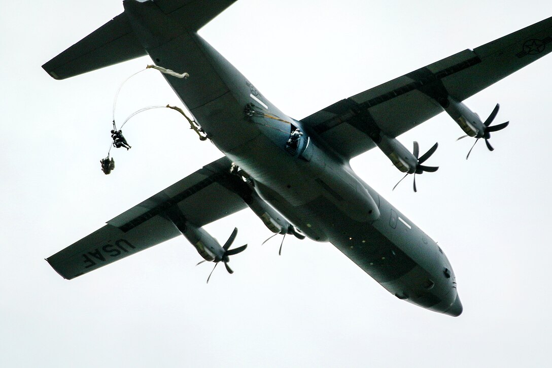 U.S., French, Polish and British paratroopers jump out of an aircraft while participating in an airborne operation onto a drop zone during Swift Response 16 in Hohenfels, Germany, June 15, 2016. The paratroopers are assigned to the 82nd Airborne Division’s 1st Brigade Combat Team, which operates as the U.S. Global Response Force. The exercise is designed to enhance the readiness of the global force, and more than 5,000 soldiers and airmen from NATO countries. Army photo by Sgt. Juan F. Jimenez
