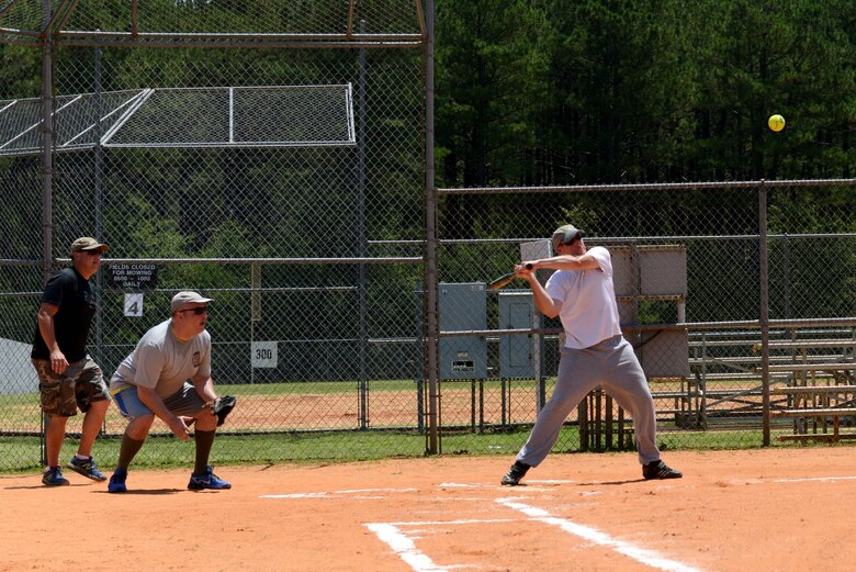 Chiefs win softball game with teamwork > Shaw Air Force Base > Article