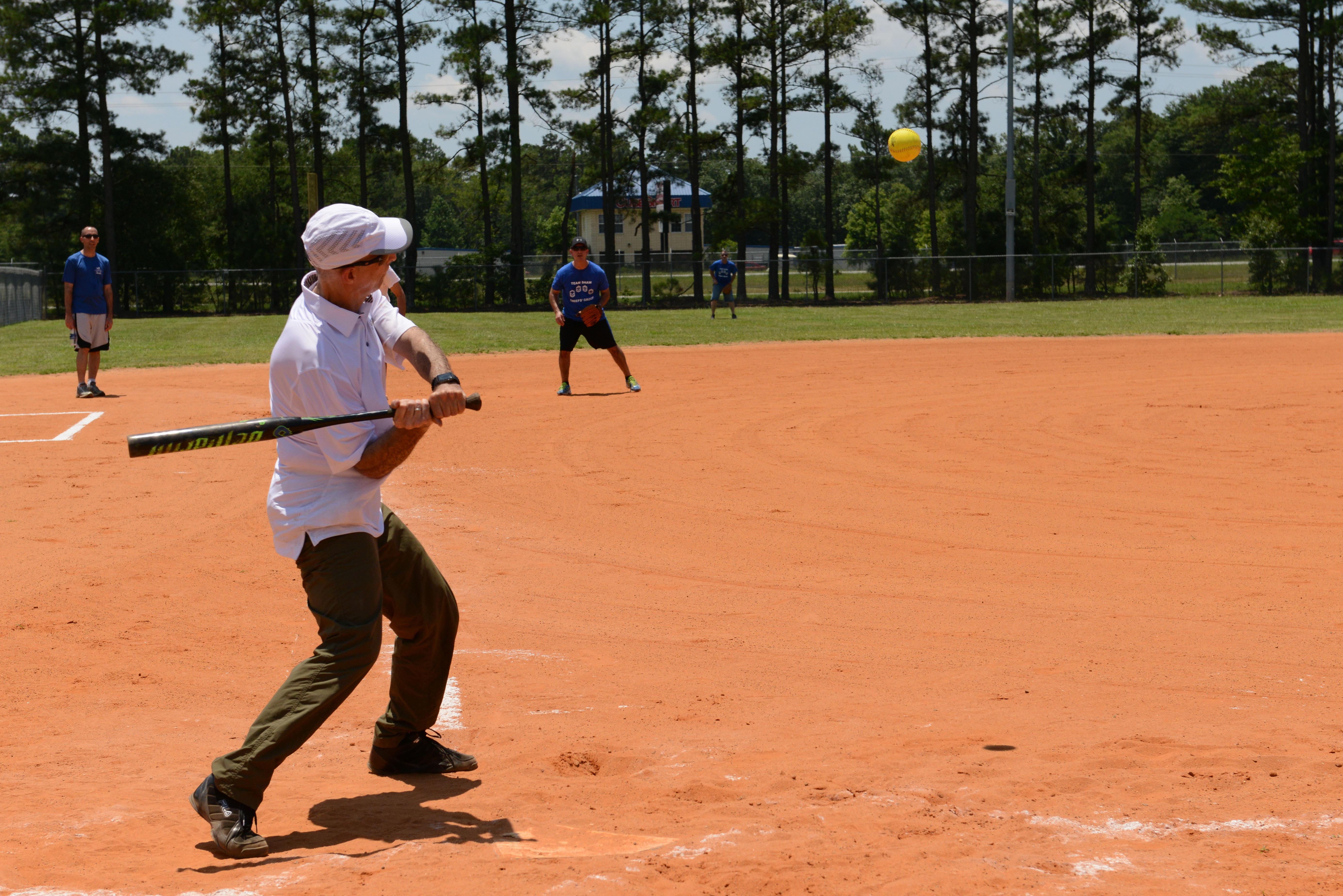 Chiefs win softball game with teamwork > Shaw Air Force Base > Article
