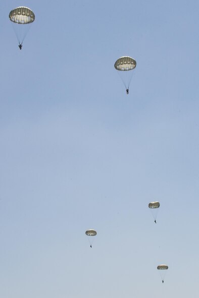 U.S. Air Force Airmen assigned to the 93d Air Ground Operations Wing glide through the sky, June 17, 2016, at the Lee Fulp drop zone in Tifton, Ga. In the event that two Airmen collide, they’re trained to “starfish” their bodies to prevent tangling in each other’s parachute. (U.S. Air Force photo by Airman Daniel Snider/Released)
