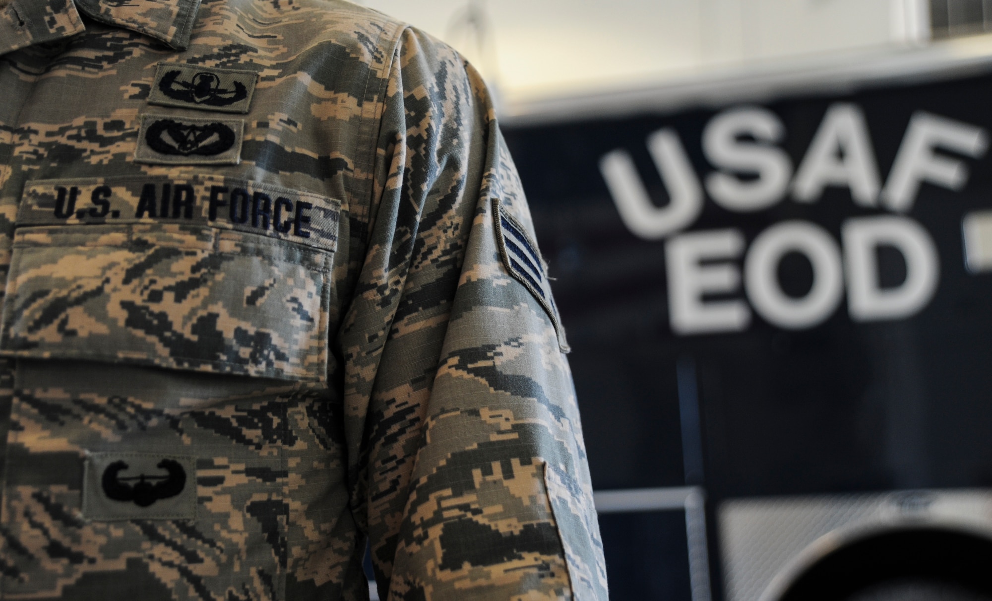 An explosive ordnance disposal team member assigned to the 509th Civil Engineer Squadron wears the air assault badge on his Airman Battle Uniform at Whiteman Air Force Base, Mo., June 21, 2016. Only Army and Air Force personnel are authorized to wear the badge upon graduating from the 10-day Army Air Assault School. (U.S. Air Force photo by Senior Airman Danielle Quilla) 