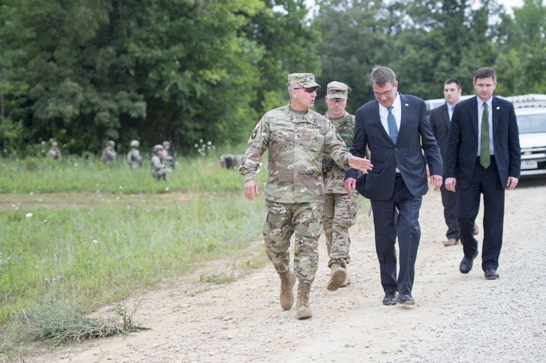 Defense Secretary Ash Carter meets with leaders from the Cadets Leader Course at Fort Knox, Ky., June 22, 2016p, where he highlighted his Force of the Future initiative. DoD photo by Air Force Staff Sgt. Brigitte N. Brantley
