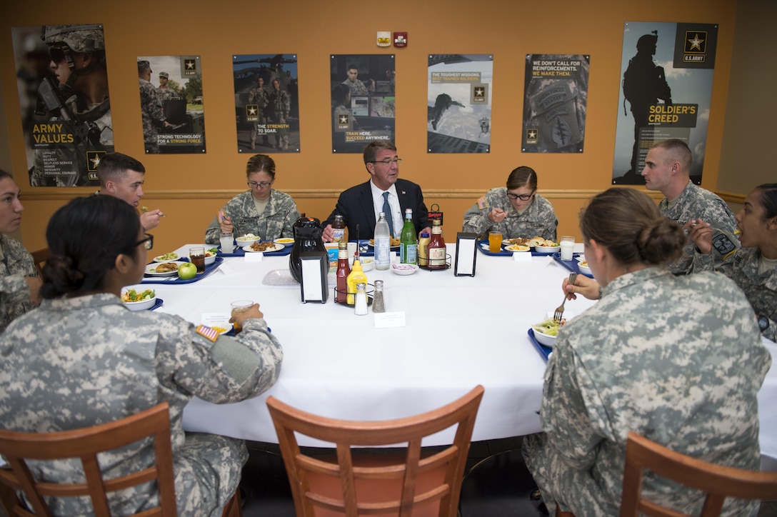 Defense Secretary Ash Carter shares a meal with Army ROTC cadets attending the Cadets Leader Course at Fort Knox, Ky., June 22, 2016. DoD photo by Air Force Staff Sgt. Brigitte N. Brantley