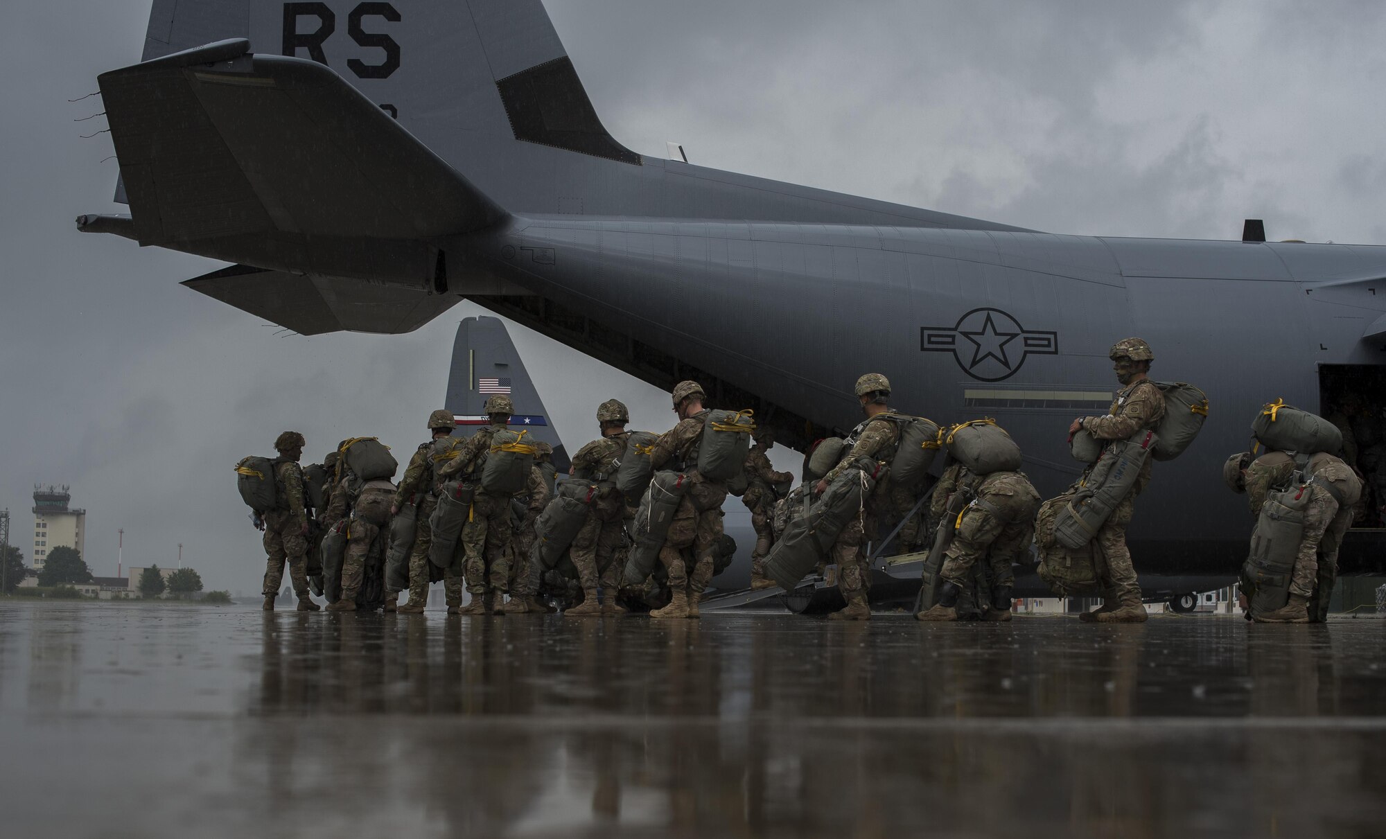 Soldiers enter a C-130J Super Hercules as part of this year’s annual Swift Response training exercise June 7, 2016, at Ramstein Air Base, Germany. Soldiers from 10 NATO countries jumped from U.S. aircraft as part of exercise Swift Response. (U.S. Air Force photo/Senior Airman Damon Kasberg)